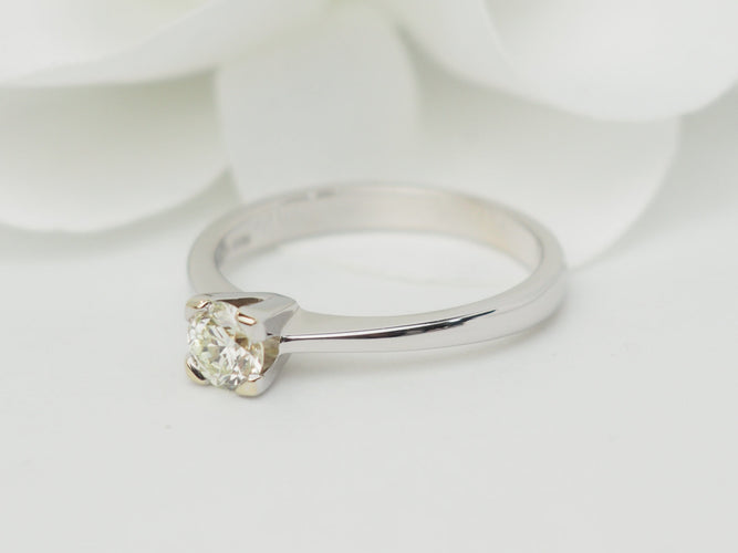 Bague 54 Bague solitaire en or blanc et diamant 0.41 ct 58 Facettes 31200