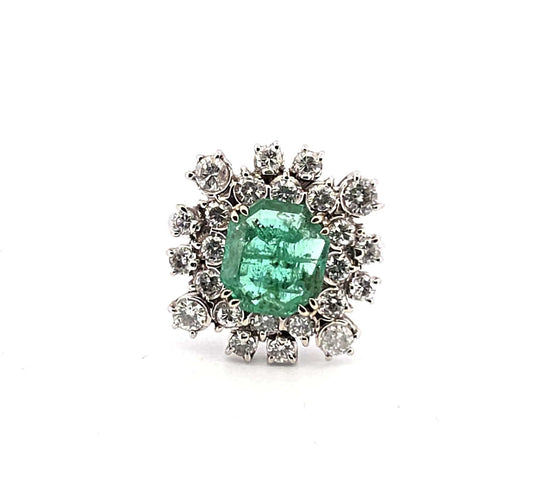 Bague 55 Magnifique bague en or blanc avec une émeraude centrale et des diamants tout autour. 58 Facettes