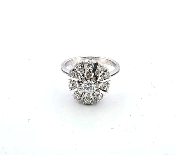 Bague 53 Bague en or blanc avec diamant central et diamants environnants 58 Facettes