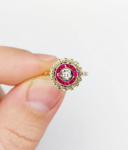 Bague 48 Bague fleur art deco or rose 18k ornée d'un diamant taille brillant entouré de rubis calibrés dans une monture finement travaillée (circa 1920) 58 Facettes A04432