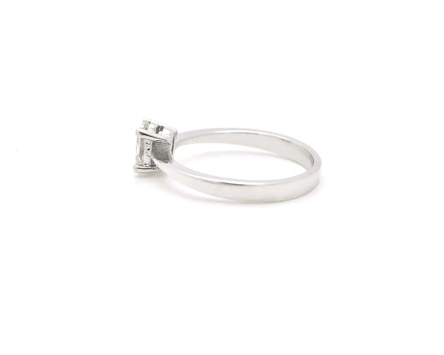 Bague Bague solitaire avec diamant taille ovale de 0,43 ct 58 Facettes 10037