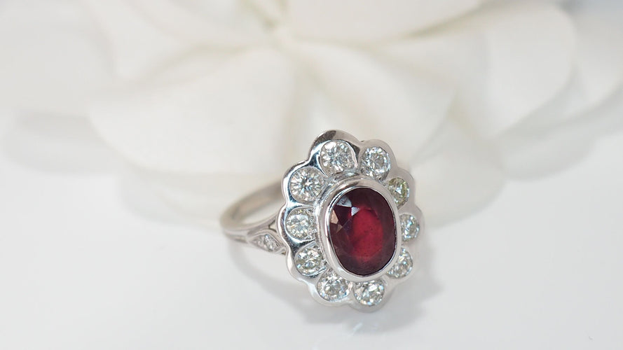 Bague 56 Bague Entourage En Or Blanc, Rubis Et Diamants 58 Facettes F4385