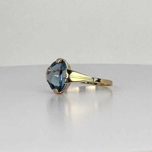 Bague Bague en or jaune avec aigue-marine ovale à facettes d'environ 1,20 carat 58 Facettes 2501003