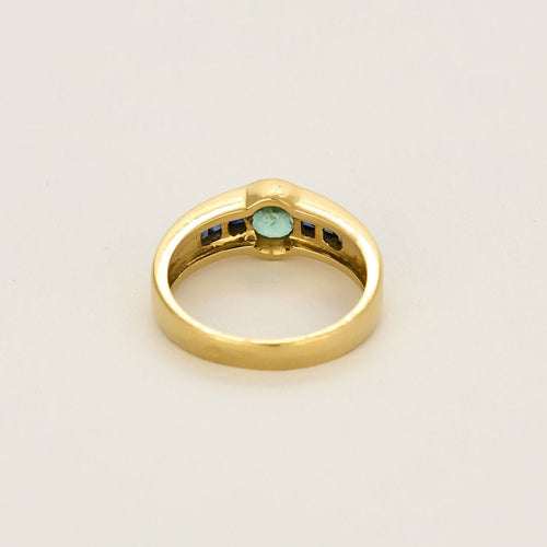 Bague en or jaune, émeraude et saphirs calibrés de synthèse