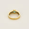 Bague en or jaune, émeraude et saphirs calibrés de synthèse
