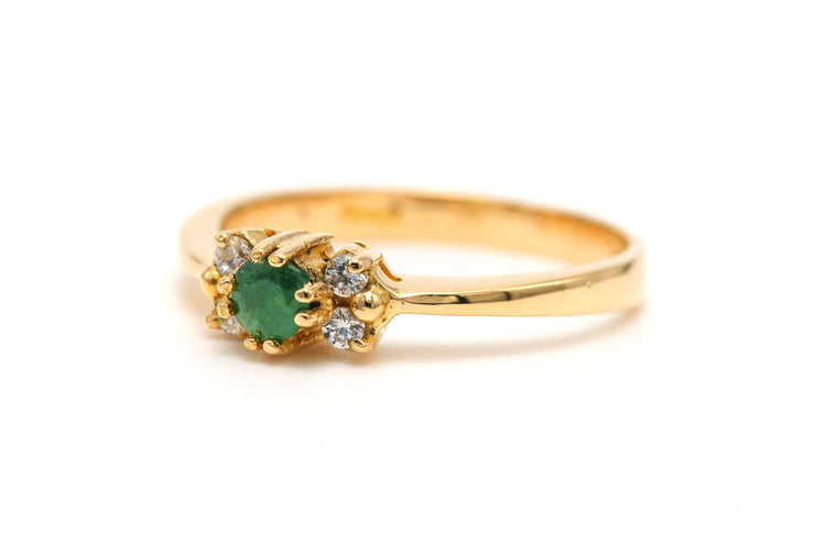 Bague 52 Bague contemporaine émeraude et diamants taille brillant en or jaune 18 carats 58 Facettes B783