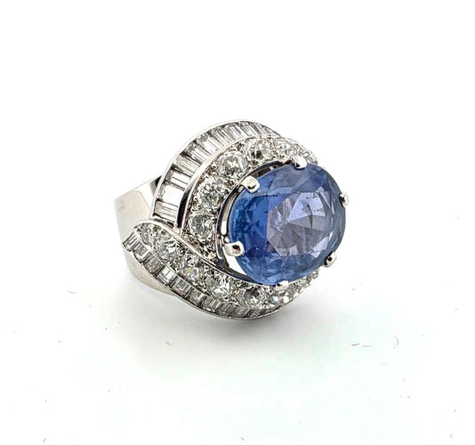 Bague 52 Magnifique bague en or blanc massif 18 carats ornée d'un saphir et de diamants. 58 Facettes
