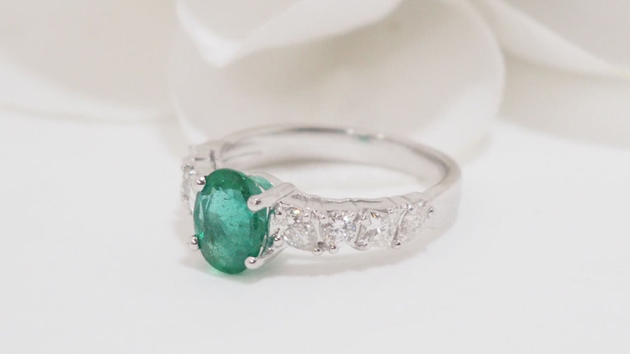 Bague 53 Bague en or blanc, émeraude et diamants 58 Facettes 32626