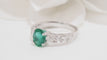 Bague 53 Bague en or blanc, émeraude et diamants 58 Facettes 32626