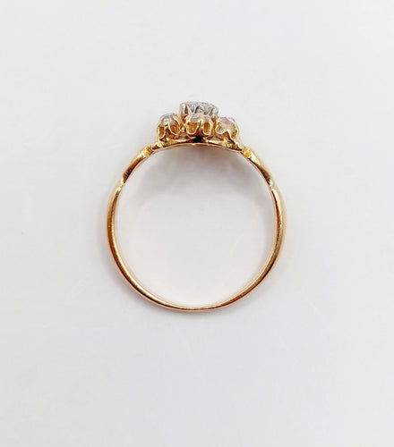 Bague marguerite antique or rose ornée d'un diamant entouré de diamant et épaulé de petits cœurs