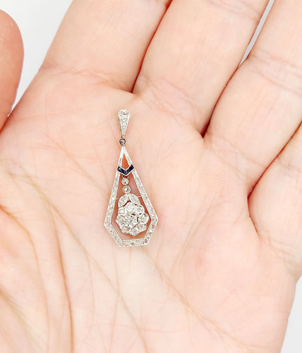Pendentif Pendentif fleur Art déco en or blanc 18k avec diamants taille roses et saphirs 58 Facettes A06507