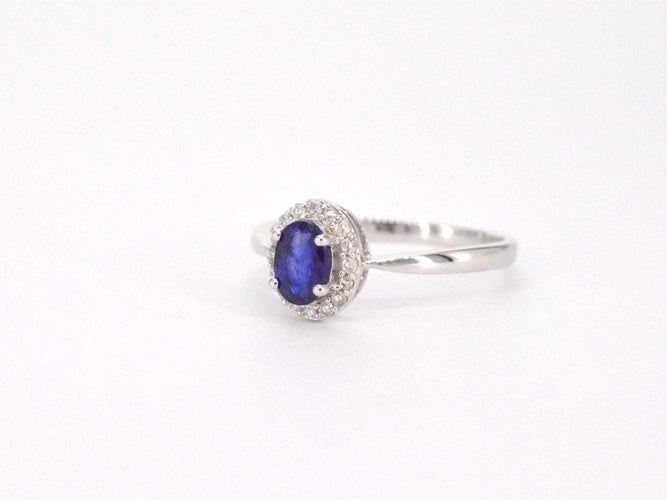 Bague 54 Bague entourage en or blanc avec diamants et saphir 58 Facettes 2010