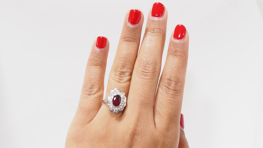 Bague 56 Bague Entourage En Or Blanc, Rubis Et Diamants 58 Facettes F4385