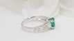 Bague 53 Bague en or blanc, émeraude et diamants 58 Facettes 32626