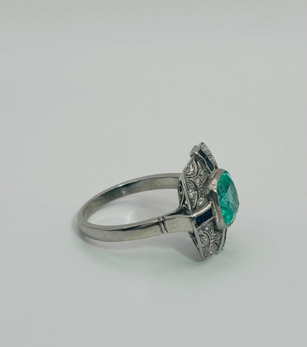 Bague 59 Bague en platine avec une émeraude, des diamants et des saphirs. 58 Facettes 50230