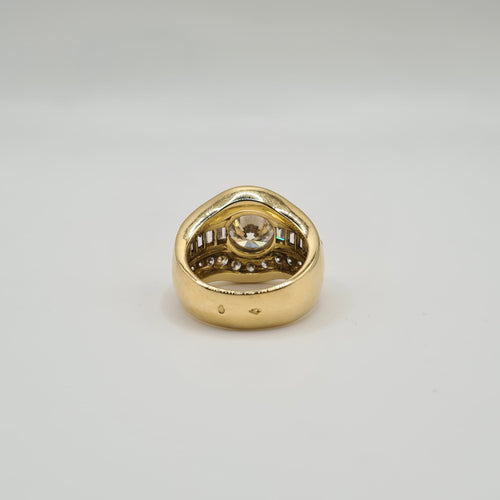 Bague 54 Bague or jaune, diamants ronds et diamants baguettes 58 Facettes