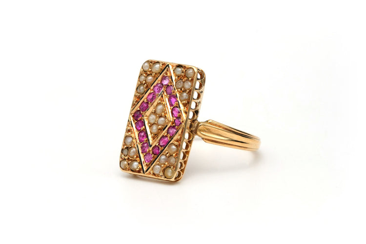 Bague Napoléon III en or jaune 18 carats sertie de rubis et de perles