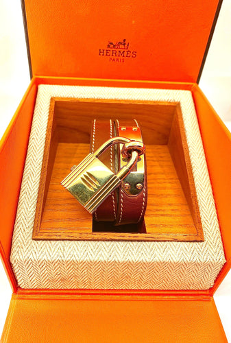 Montre Hermès  - Montre «  Kelly », cadran PM plaqué or, double tour cuir marron 58 Facettes AB453