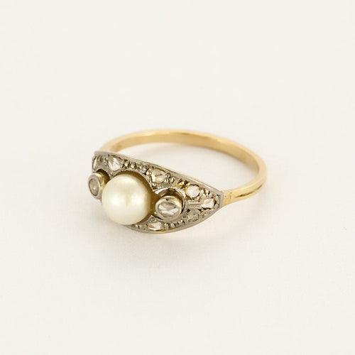 Bague en or de deux couleurs, perles et diamants taillés en rose.