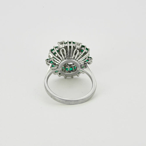 Bague 52 Bague panier ancienne en en or blanc 18K, diamants et émeraudes baguettes. 58 Facettes