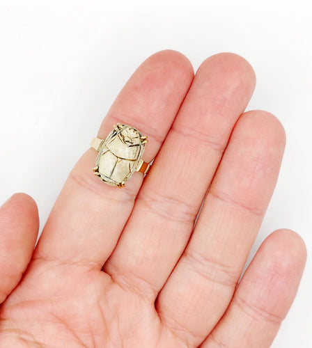Bague 53.5 Bague cocktail vintage or jaune et scarabée égyptien en pierre dure 58 Facettes A05339