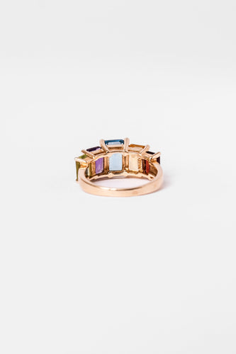Bague en or jaune et pierres fines