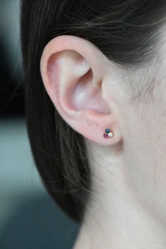 Boucles d'oreilles boucles d'oreilles en or 18 carats ornées d'un saphir, d'un rubis et d'un diamant 58 Facettes