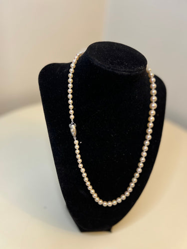Collier Collier 73 Perles de culture fermoir argent 50 Cm 58 Facettes