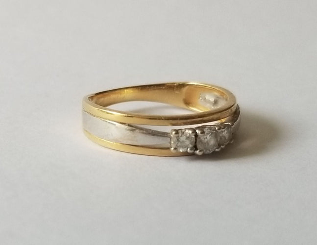 54 Bague or jaune et blanc, diamants 58 Facettes