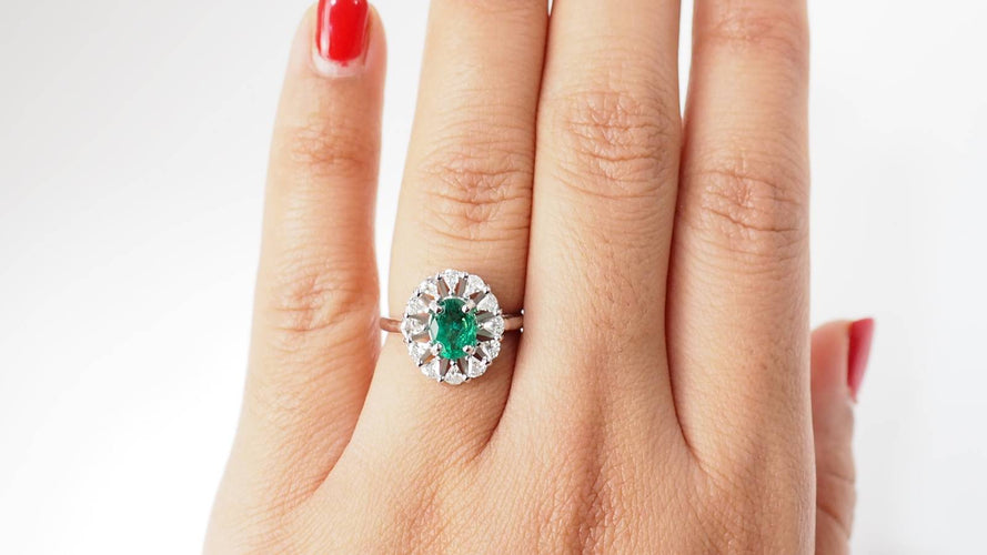 Bague 55 Bague entourage or blanc, émeraude ovale et diamants 58 Facettes F4937