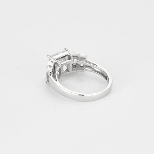 Bague 54 Bague solitaire en or blanc sertie d'un diamant taille princesse de 3,02 carats 58 Facettes