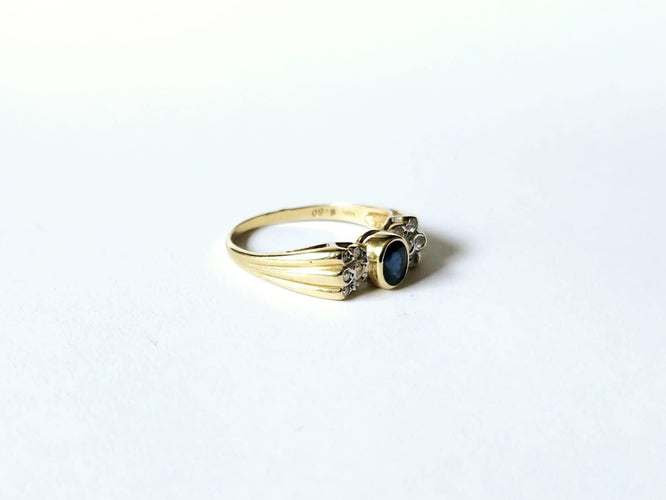 Bague 53 Bague or jaune, saphir et diamants 58 Facettes