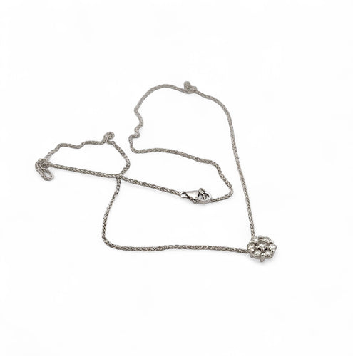 Collier Collier en or blanc 18 carats avec pendentif marguerite en diamants 58 Facettes
