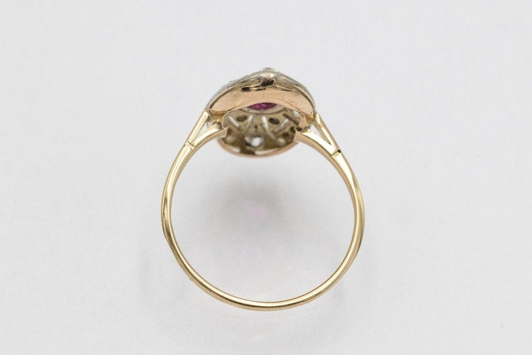 Bague Bague Art Déco en or jaune et platine avec rubis, années 1920 58 Facettes 9573