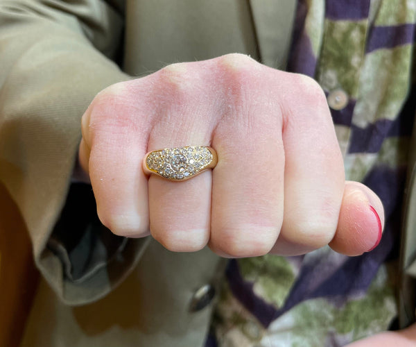 Bague 56 Bague ondulée en or jaune, diamants 58 Facettes