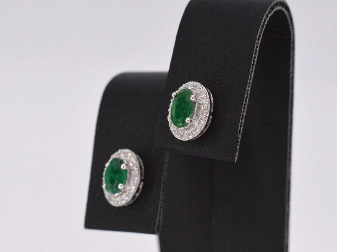 Boucles d'oreilles Boucles d'oreilles en or blanc avec diamants et émeraudes 58 Facettes 2015