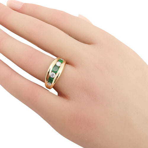 Bague 55 Bague en or jaune, émeraudes et diamants 58 Facettes