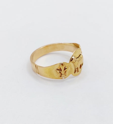Bague 58.5 Bague chevalière antique or ornée d'un agneau épaulé de fleurs de lys 58 Facettes A05264