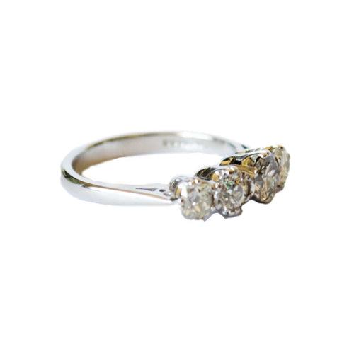 Bague BAGUE AU DESIGN CLASSIQUE DES ANNÉES 1950-1955 EN OR 18 KT AVEC DIAMANTS 58 Facettes A2358(285)