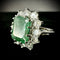 Bague 56 Bague or blanc sertie d'une émeraude de 4 carats entourée de 2,40 carats de brillants 58 Facettes