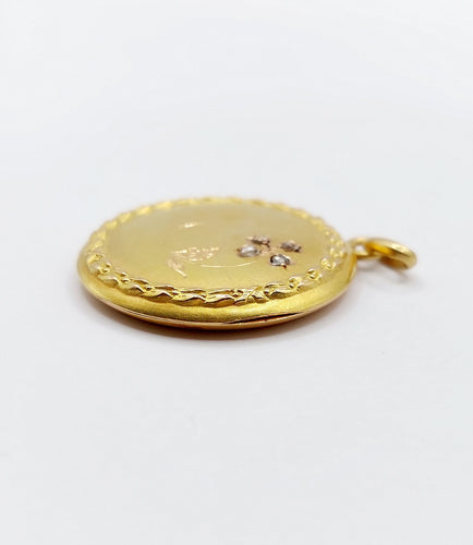 Pendentif Pendentif porte photo Art nouveau or 18k couronne de laurier ,fleur ciselée et diamants taille roses (circa 1910) 58 Facettes A05229