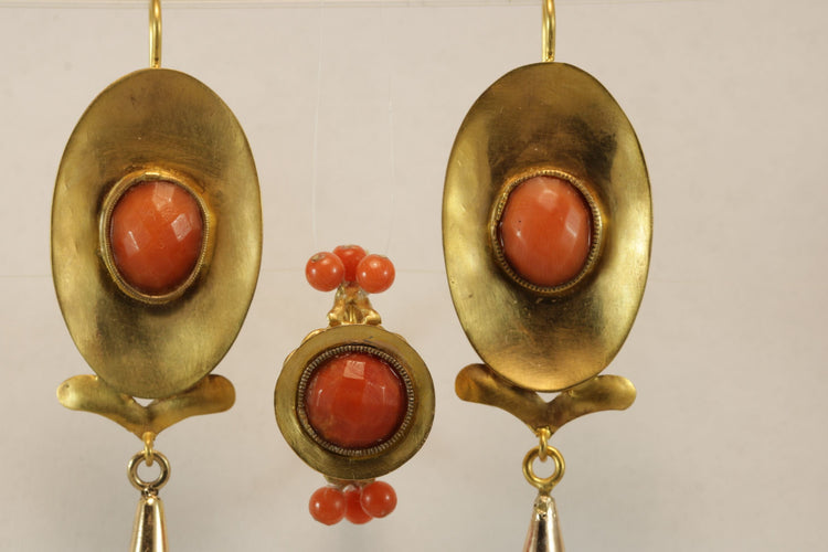 Bague Boucles d'oreilles et bague anciennes en corail et or jaune 58 Facettes 7694