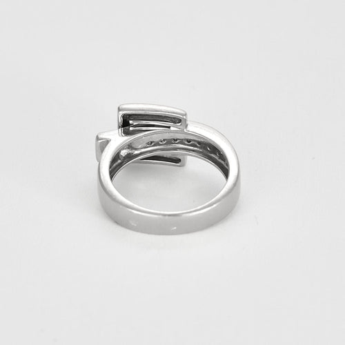 Bague 52,5 Guy Laroche- Bague en or blanc à motif de ceinture et diamants 58 Facettes B250479