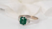 Bague 53 Bague en or blanc, émeraude et diamants 58 Facettes 31386