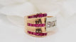 Bague Bague des années 40 en or, diamants et pierres rouges calibrées 58 Facettes 28082