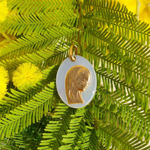 Pendentif Médaille de la Vierge Marie nacre et or jaune 58 Facettes 240