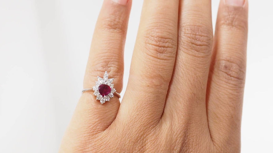 Bague 48 Bague entourage en or blanc, rubis et diamants 58 Facettes 32157