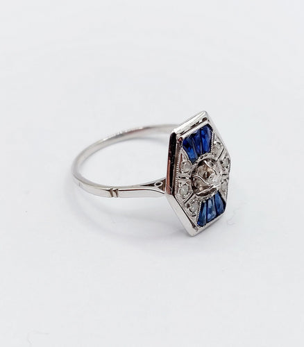 Bague 54 Bague marquise art deco or blanc 18k et platine ornée de diamants taille roses et de saphir calibrés dans une monture géométrique 58 Facettes A04970