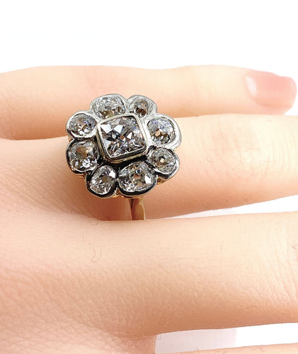 Bague Importante bague marguerite en or 18 carats et diamants 58 Facettes AB338