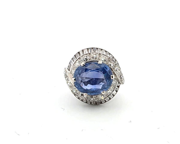 Bague 52 Magnifique bague en or blanc massif 18 carats ornée d'un saphir et de diamants. 58 Facettes
